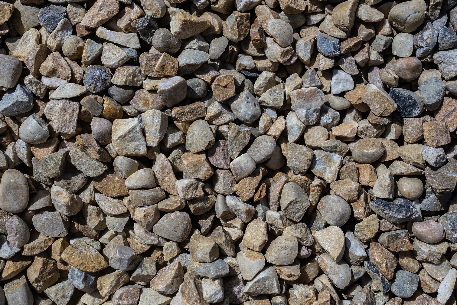 Fractured screened rock (20–40 mm) stockpile for drainage and landscaping in Calgary–Edmonton, Alberta